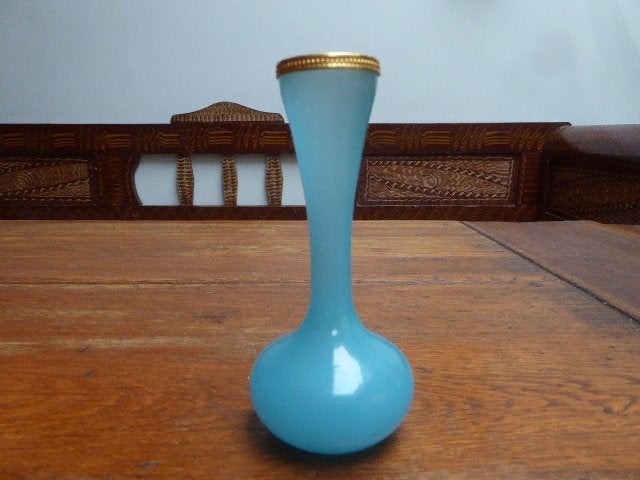 Sierlijk opaline vaasje in blauw met vergulde rand, Murano