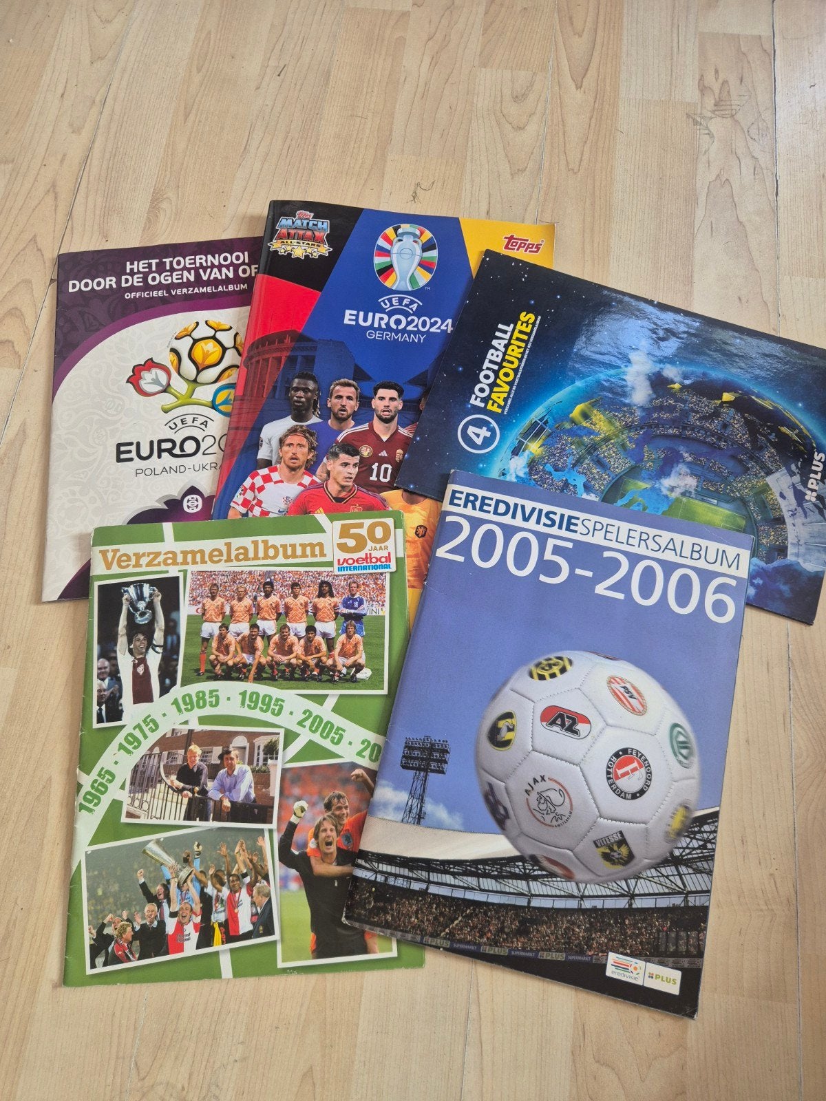verzamel albums voetbal stickers en card., Ophalen of Verzenden, Gelezen, Sport en Vrije tijd