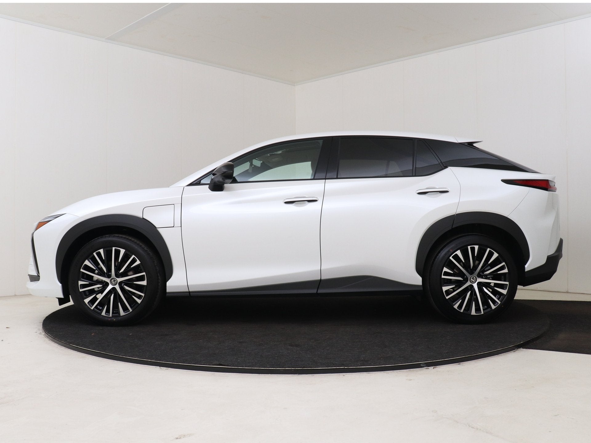 Lexus RZ 350e Luxury Line 77 kWh | 20" Velgen | Head Up Disp, Auto's, Lexus, Automatische klimaatregeling, 750 kg, Wit, Leder