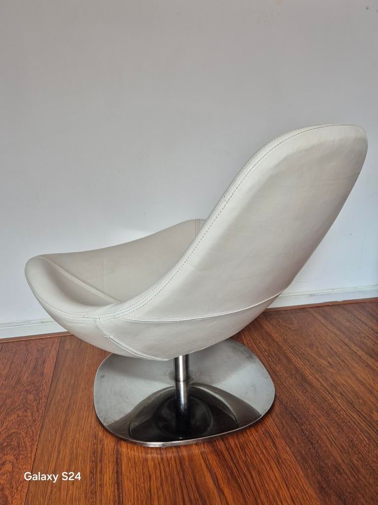 Design draaifauteuil IKEA Tirup wit leer, Huis en Inrichting, Fauteuils, Ophalen, Zo goed als nieuw, 50 tot 75 cm, Leer