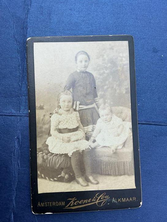 Antieke Foto: Drie Kinderen, Studio Koene  & Co, Alkmaar CDV, Verzamelen, Foto's en Prenten, Gebruikt, Verzenden, Foto, Voor 1940