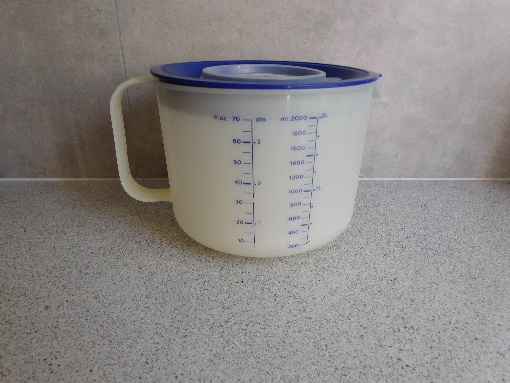 Tupperware Mix 'n Meet Maatkan - 2 Liter - Blauw, Huis en Inrichting, Keuken | Tupperware, Gebruikt, Blauw, Beker of Kan, Ophalen of Verzenden