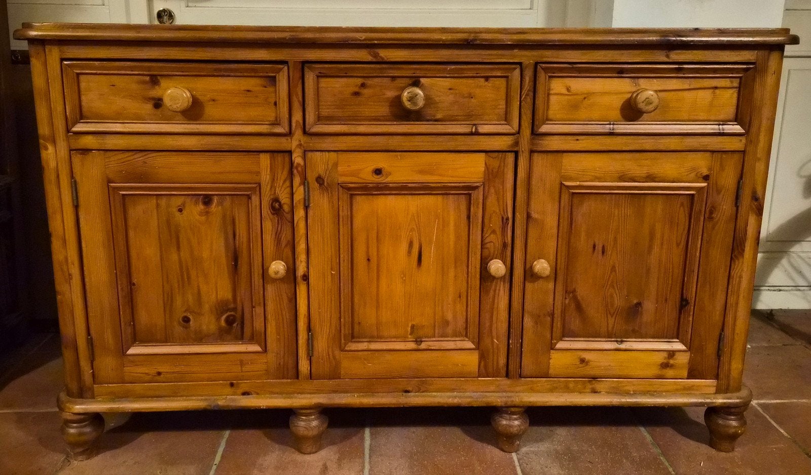 Vintage grenen dressoir met 3 deuren en 3 laden, Antiek en Kunst, Ophalen