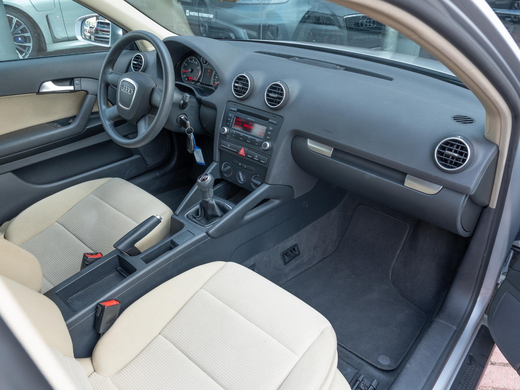 Audi A3 1.6 Pro Line | Slechts 34633 | Nieuw staat | Volledi, Auto's, Audi, Voorwielaandrijving, Stof, Gebruikt, Beige
