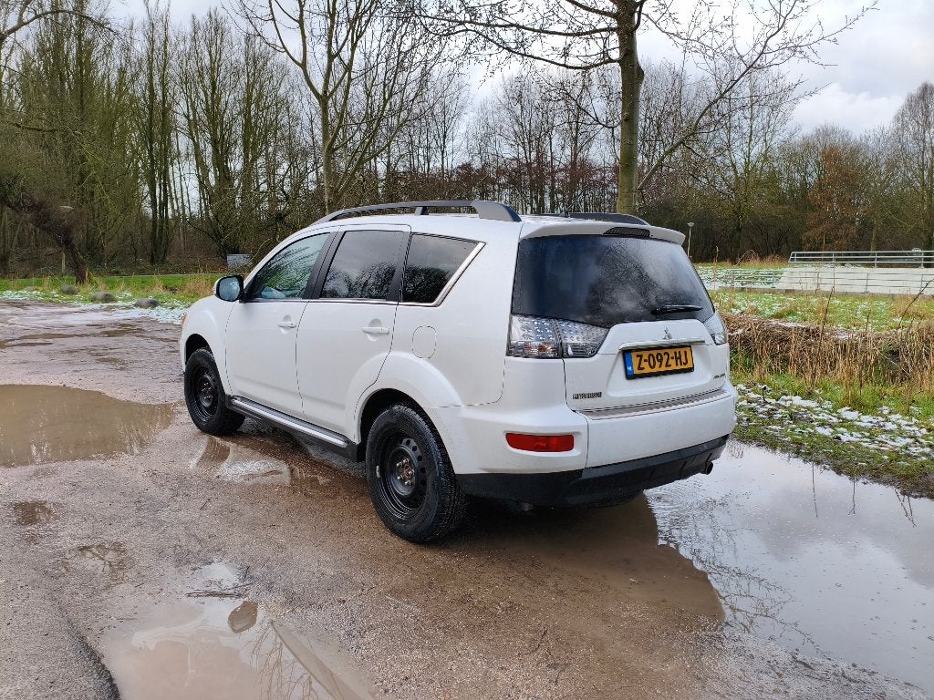 Foto 20 van Mitsubishi Outlander 2.4 125KW 4WD 2010 Wit