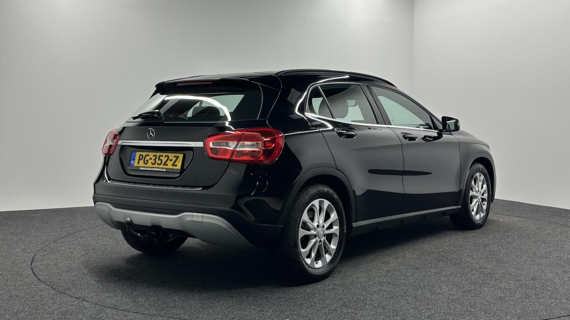Mercedes GLA-klasse 180 Business Solution CAMERA TREKHAAK LM, Gebruikt, 4 cilinders, Leder en Stof, 1335 kg
