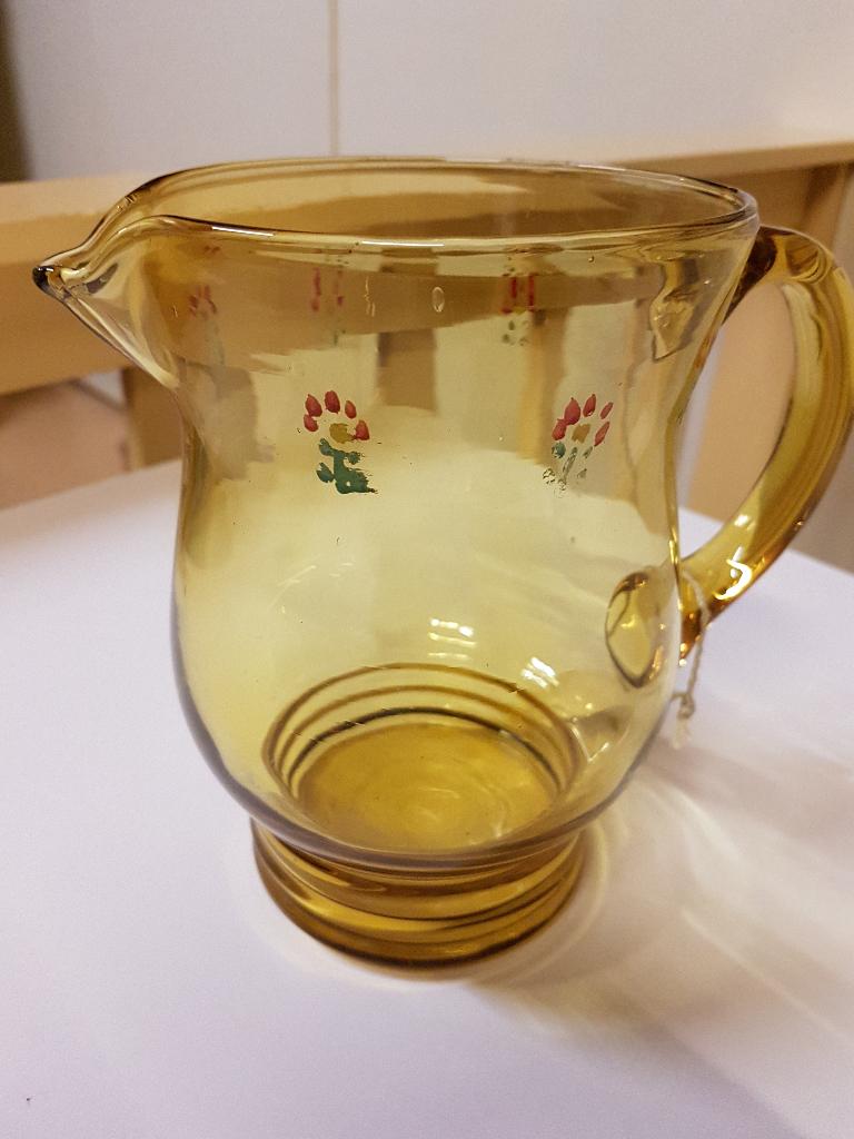Waterkan van geel glas met bloemen Booms hoogte 17,5 cm, Ophalen of Verzenden