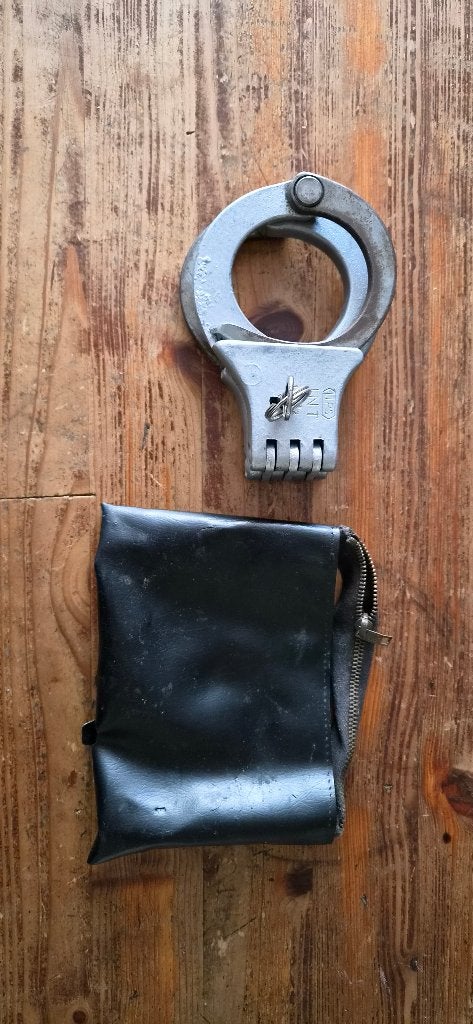 Oude handboeien met sleutel en etui, Verzamelen, Ophalen of Verzenden, Overige soorten, Overige gebieden, Overige typen