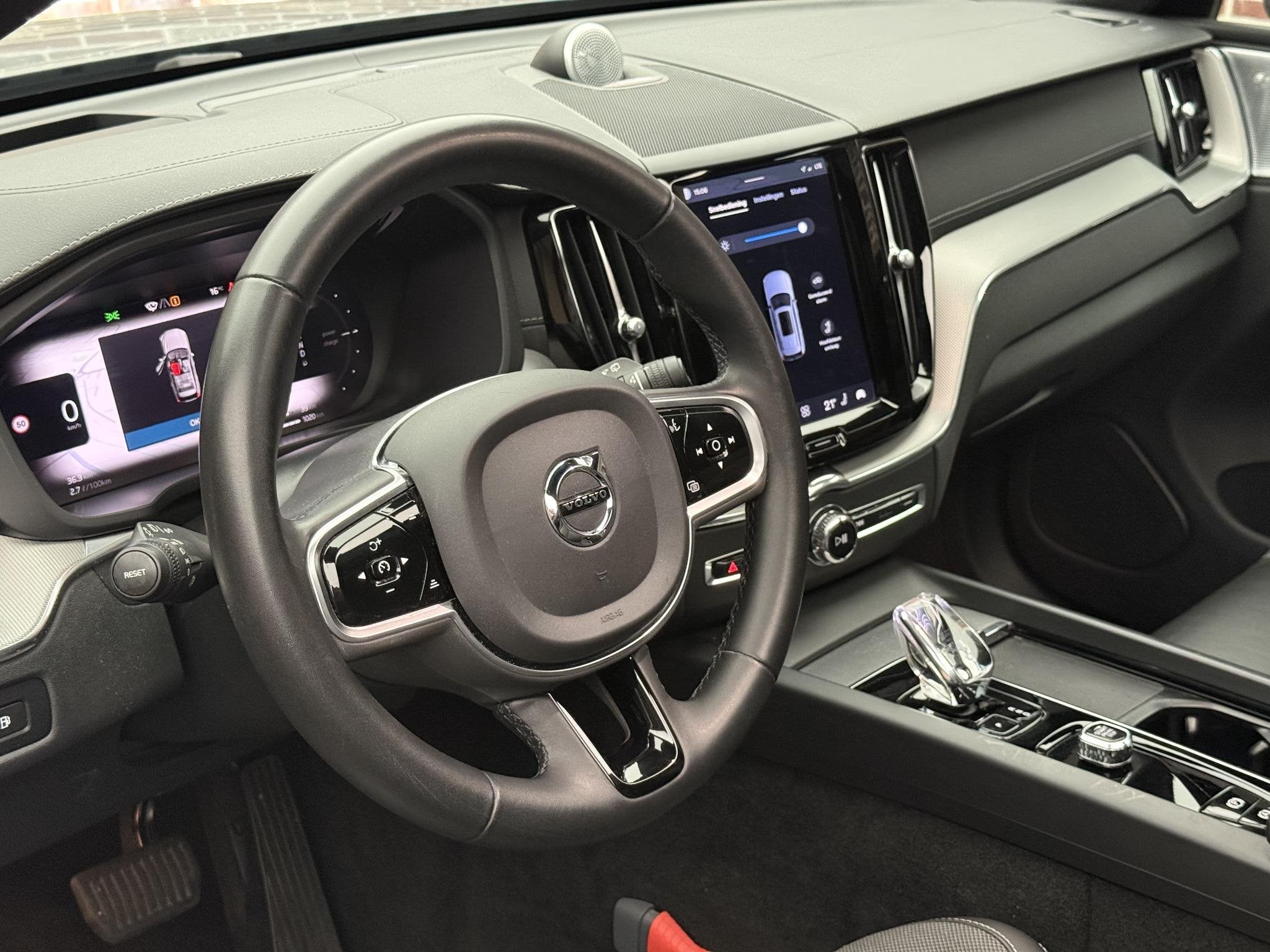 Volvo XC60 2.0 T6 Plug-in hybrid AWD Ultimate Dark, Auto's, Automaat, Dealer onderhouden, Gebruikt, Euro 6