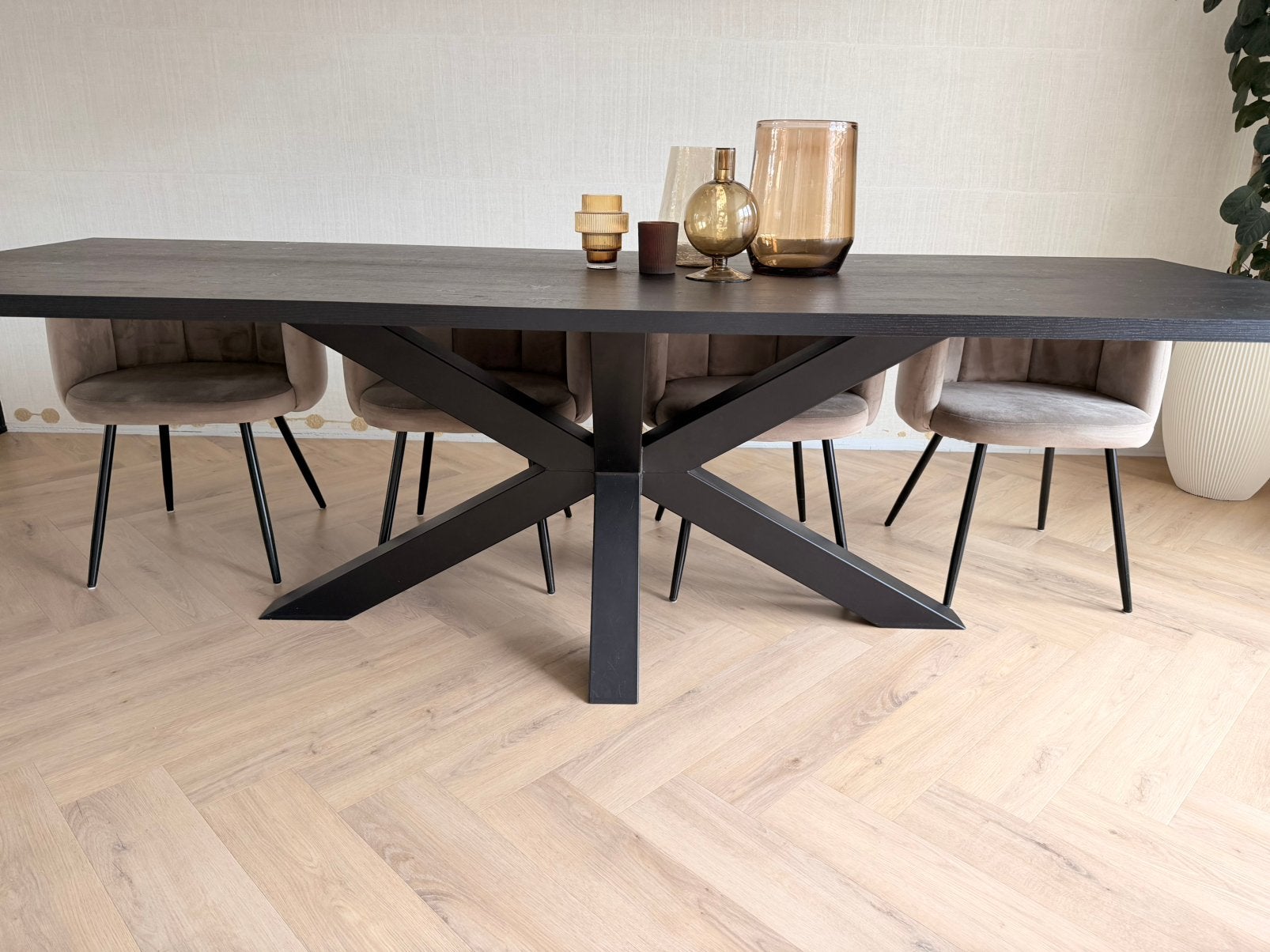 Moderne eettafel met zwart blad en metalen onderstel