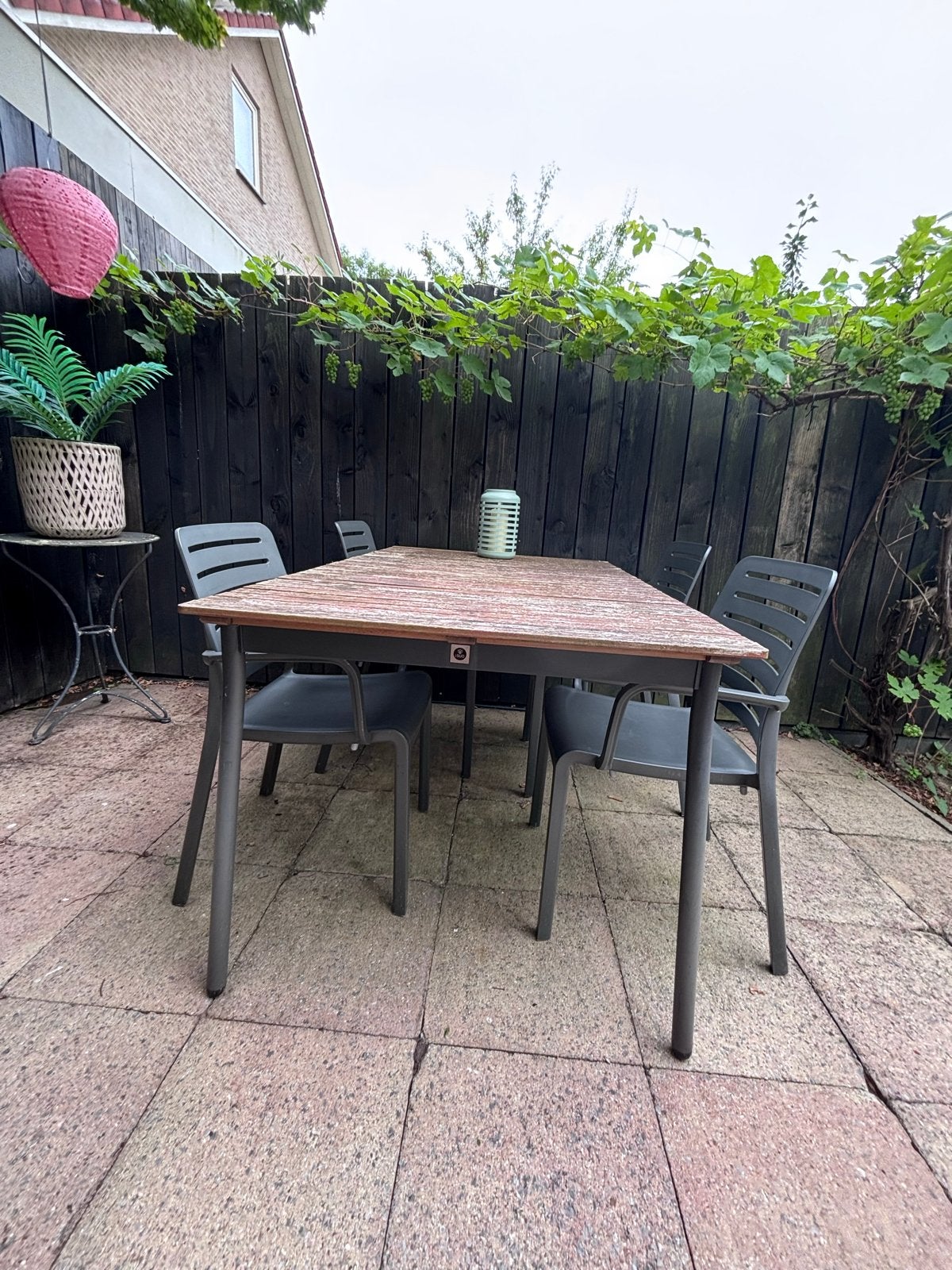 Le Sud tuinset: tafel (90x147cm) met 4 stapelbare stoelen, Ophalen, 4 zitplaatsen, Kunststof, Gebruikt