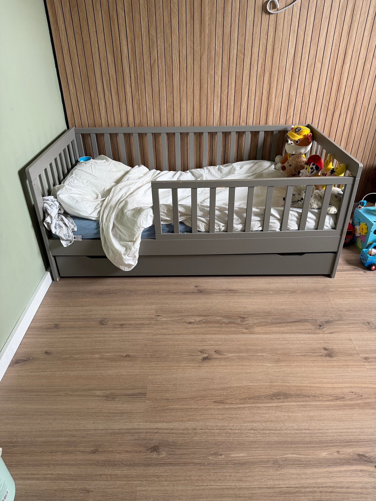 Grijs peuterbed, Kinderen en Baby's, Kinderkamer | Bedden, Ophalen, 70 tot 85 cm, 140 tot 160 cm, Zo goed als nieuw