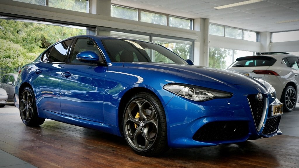 Alfa Romeo Giulia 2.0T Super | Veloce pack | Carplay | 19 in, Euro 6, 4 cilinders, Blauw, 1600 kg