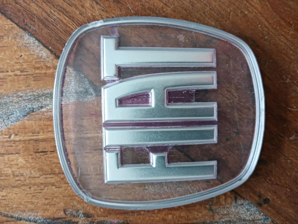Fiat embleem maten staan erbij., Ophalen of Verzenden