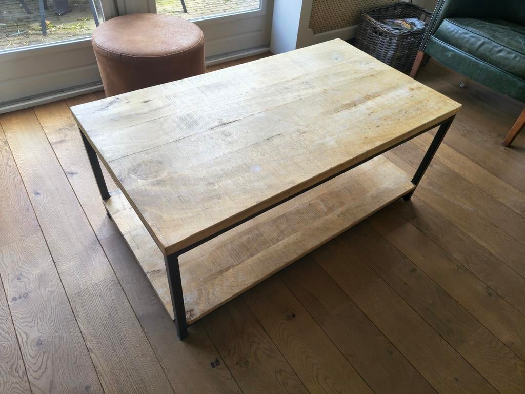 Salontafel mangohout met zwart metalen onderstel, Huis en Inrichting, Tafels | Salontafels, Overige houtsoorten, Gebruikt, 100 tot 150 cm