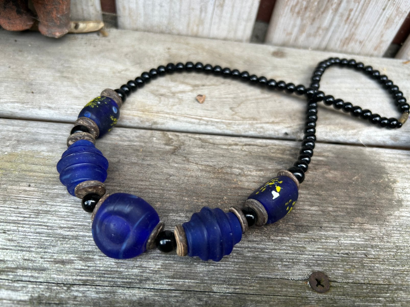 Prachtige hand gemaakte glas ketting uit West Afrika., Ophalen of Verzenden, Zo goed als nieuw, Blauw, Overige materialen