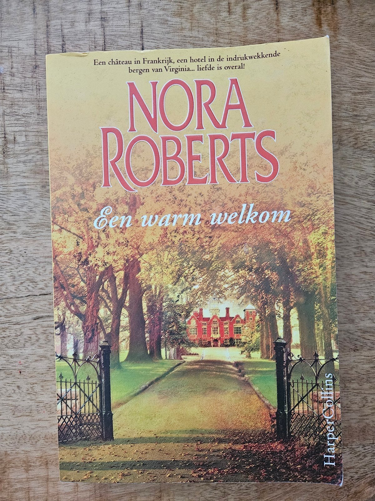 Nora Roberts - Een warm welkom (HarperCollins), Ophalen of Verzenden, Gelezen, Nora Roberts, Nederland