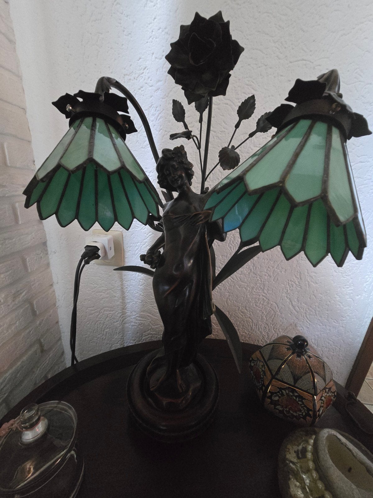 Antieke Tiffany-stijl tafellamp met bronzen beeld, Ophalen