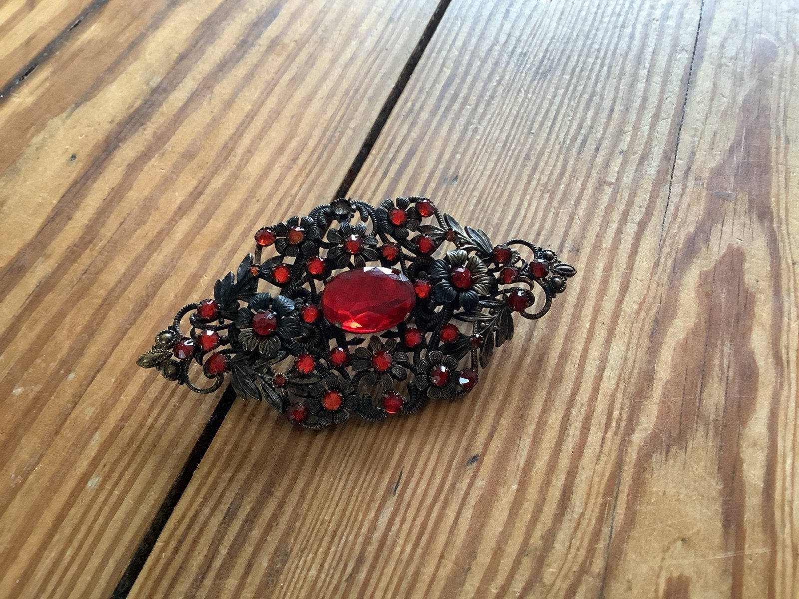Antieke Broche met Rode Strass en Bloemmotief, Overige materialen, 4 tot 7 cm, Gebruikt, Ophalen of Verzenden