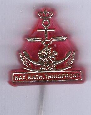 Nat. Kath. Thuisfront goud op rood plastic speldje( P_070 ), Verzamelen, Verzenden, Zo goed als nieuw, Stad of Land, Speldje of Pin