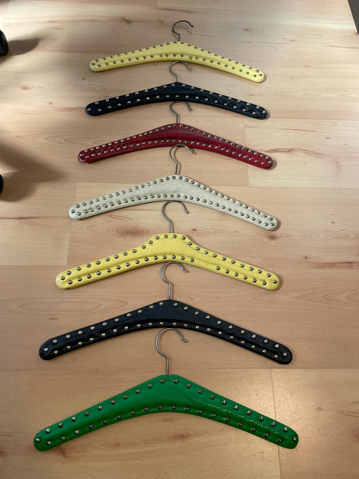 26 Vintage Skai Lederen Kleerhangers Jaren '50/'60, Ophalen, Gebruikt, Meerkleurig, Vintage