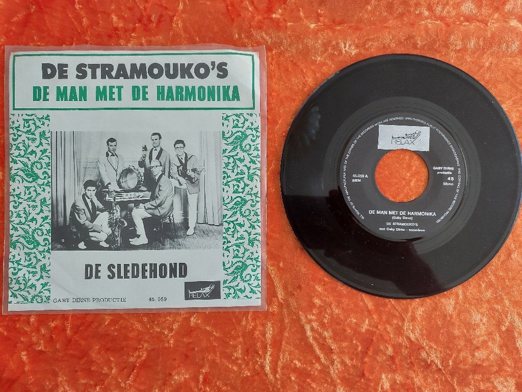 SINGLE VAN DE STRAMOUKO 'S UIT 1966 IN DENK IK ONBESPEELD, 7 inch, Ophalen of Verzenden, Zo goed als nieuw, Beschermende buitenhoes