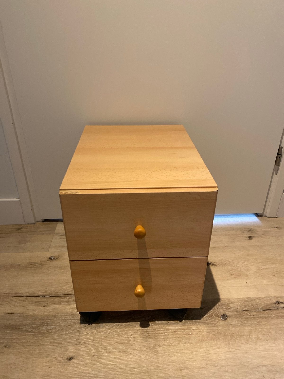 houten ladenlastje op wielen (+- 48x 34x43) met 2 lades