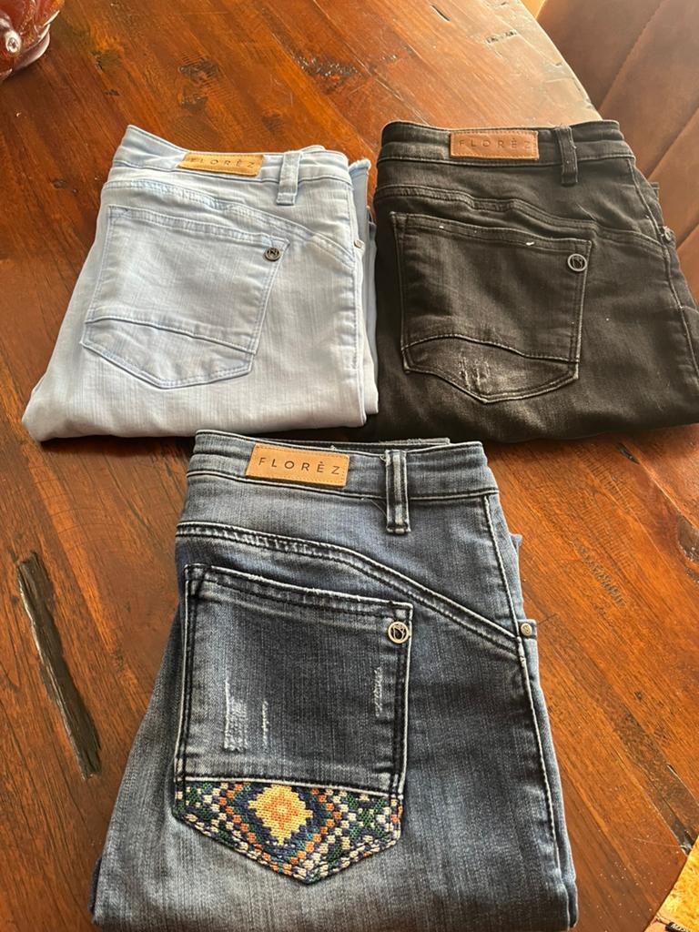 Florez jeans maat S - nooit gedragen, Kleding | Dames, Spijkerbroeken en Jeans, Ophalen of Verzenden, Nieuw, Blauw, W27 (confectie 34) of kleiner