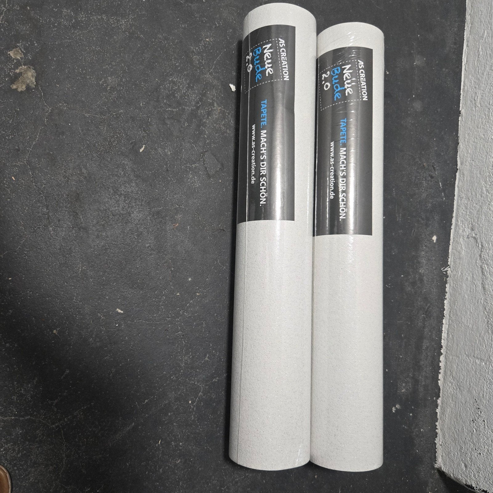Twee rollen behang wit met glitters, Ophalen