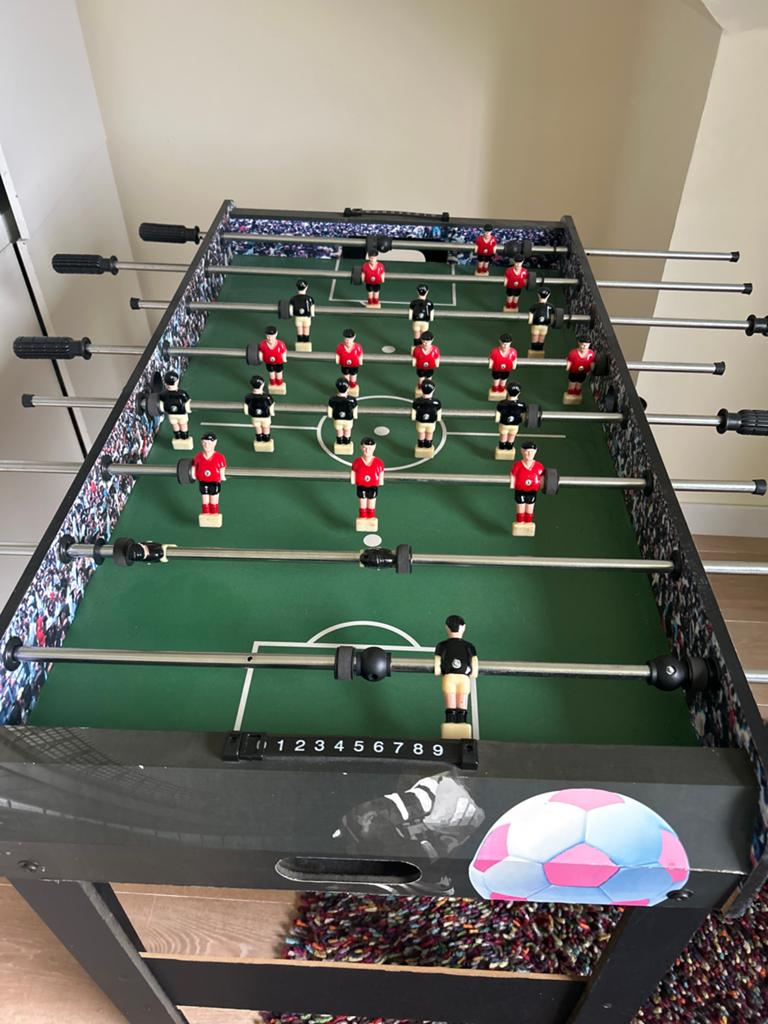Gratis!Voetbaltafel - Gebruikt (2 wieltjes ontbreken), Ophalen of Verzenden, Gebruikt