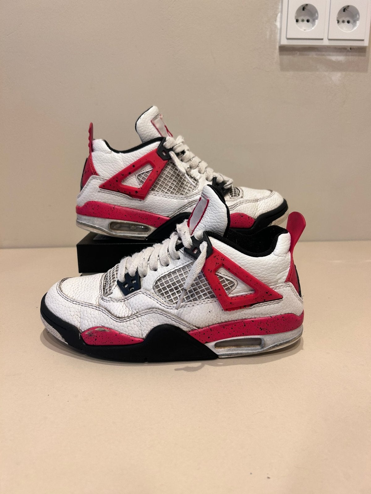 Air Jordan 4 Retro White Red Sneakers Maat 38, Wit, Ophalen of Verzenden, Gedragen, Veterschoenen