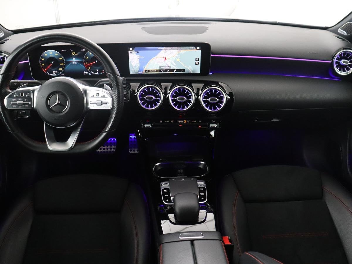 Mercedes-Benz A-klasse 250 Premium Plus | AMG Line | Panoram, Auto's, Gebruikt, 4 cilinders, Leder en Stof, Zwart