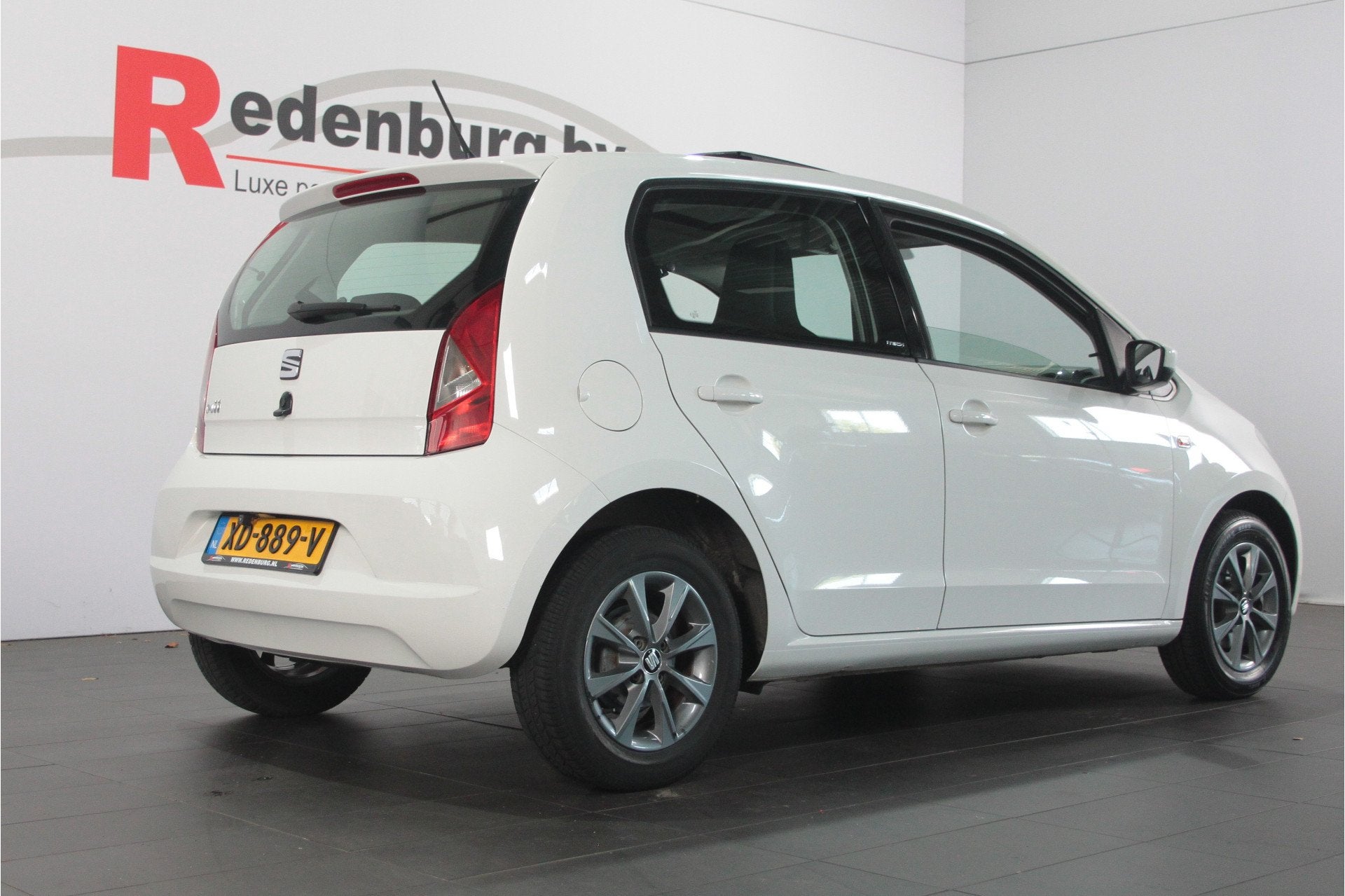 SEAT Mii 1.0 Style Chic - 55kw / 75pk - Pano / Camera, Auto's, Euro 5, Gebruikt, 4 stoelen, Mii