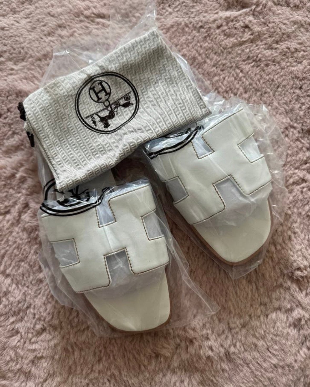 Hermes oran slippers wit 36, Kleding | Dames, Schoenen, Ophalen of Verzenden, Zo goed als nieuw