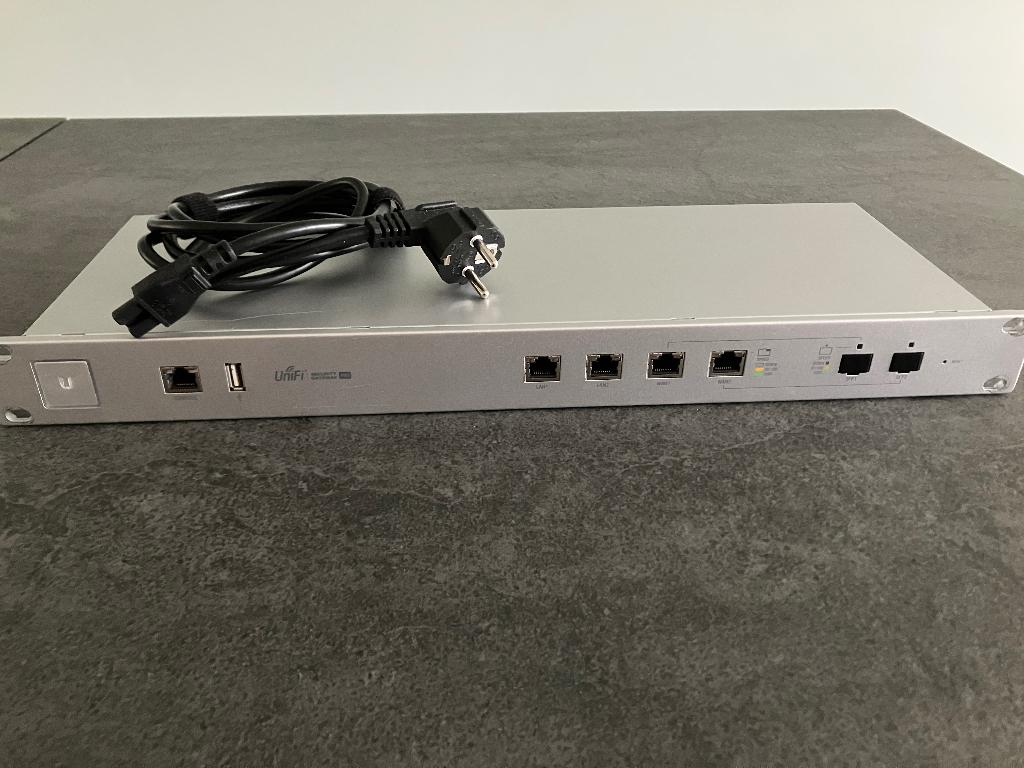 Ubiquiti UniFi Pro Security Gateway router met modem, Computers en Software, Routers en Modems, Ophalen, Zo goed als nieuw, Router met modem