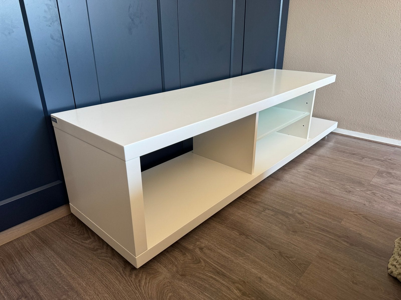 Moderne witte tv-meubel met glazen plank - Xooon, Huis en Inrichting, Kasten | Televisiemeubels, Ophalen, 150 tot 200 cm, Zo goed als nieuw