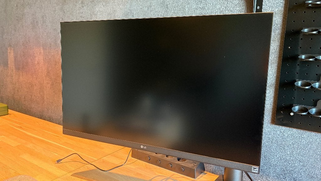 LG 27UN880P-B Ergo monitor