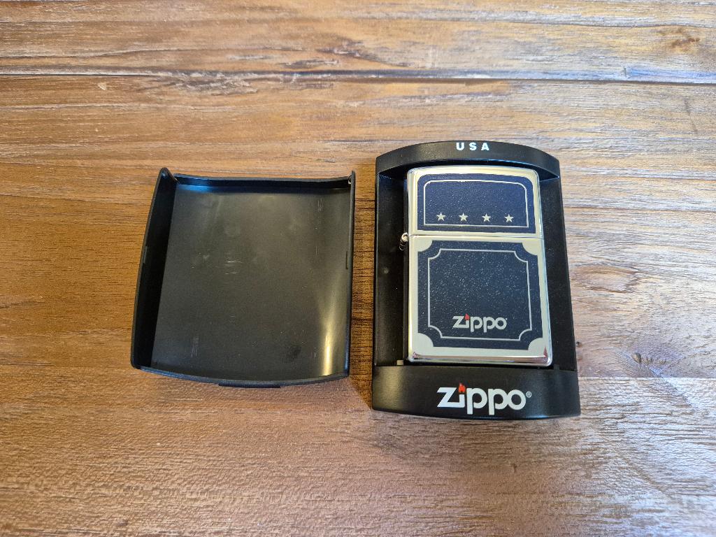 Mooie nieuwe Zippo met blauw front en 4 sterren, Verzamelen, Ophalen of Verzenden, Nieuw, Aansteker