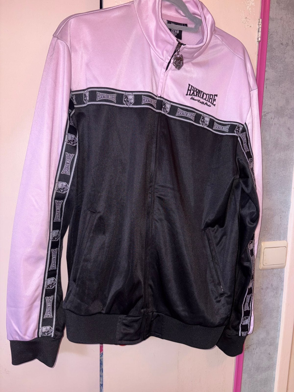 100% Hardcore trainingsjack roze/zwart maat L, Kleding | Dames, Jassen | Zomer, Ophalen of Verzenden, Zo goed als nieuw, Maat 42/44 (L)