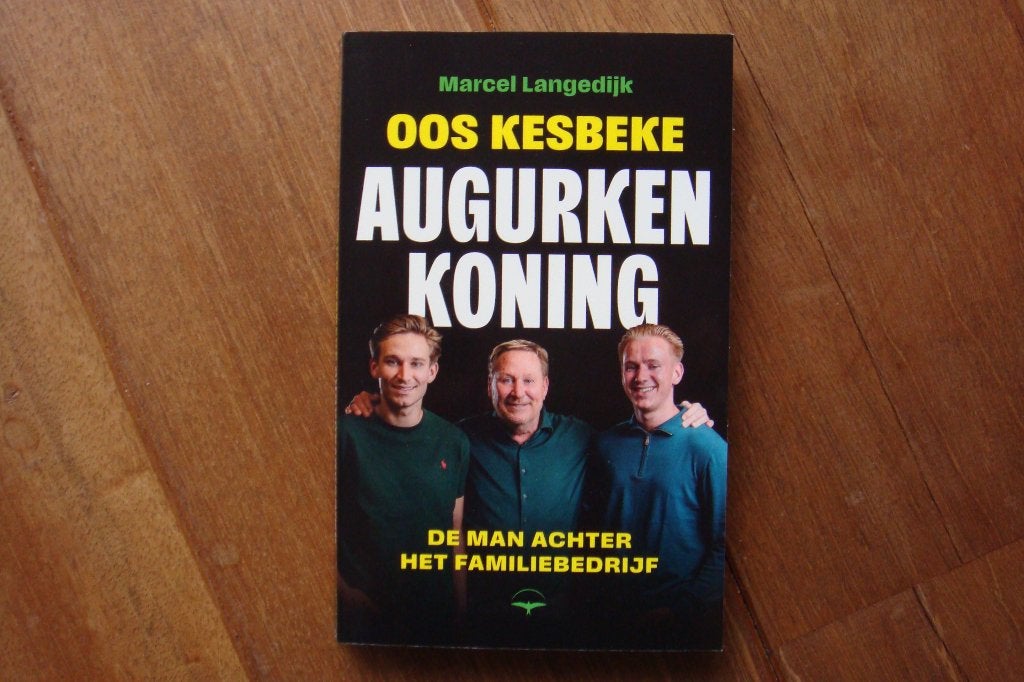Oos Kesbeke, augurkenkoning boek NIEUW €13,95, Nieuw, Ophalen of Verzenden, Film, Tv en Media, Marcel Langedijk