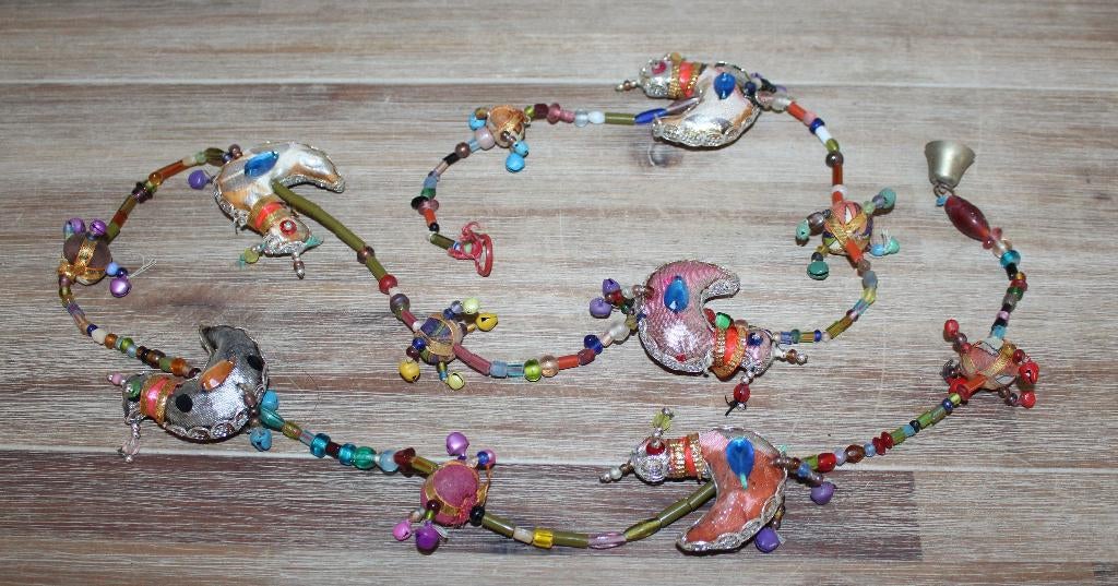 Vintage slinger ketting  uit India met bonte stoffen vogels, Antiek en Kunst, Ophalen of Verzenden