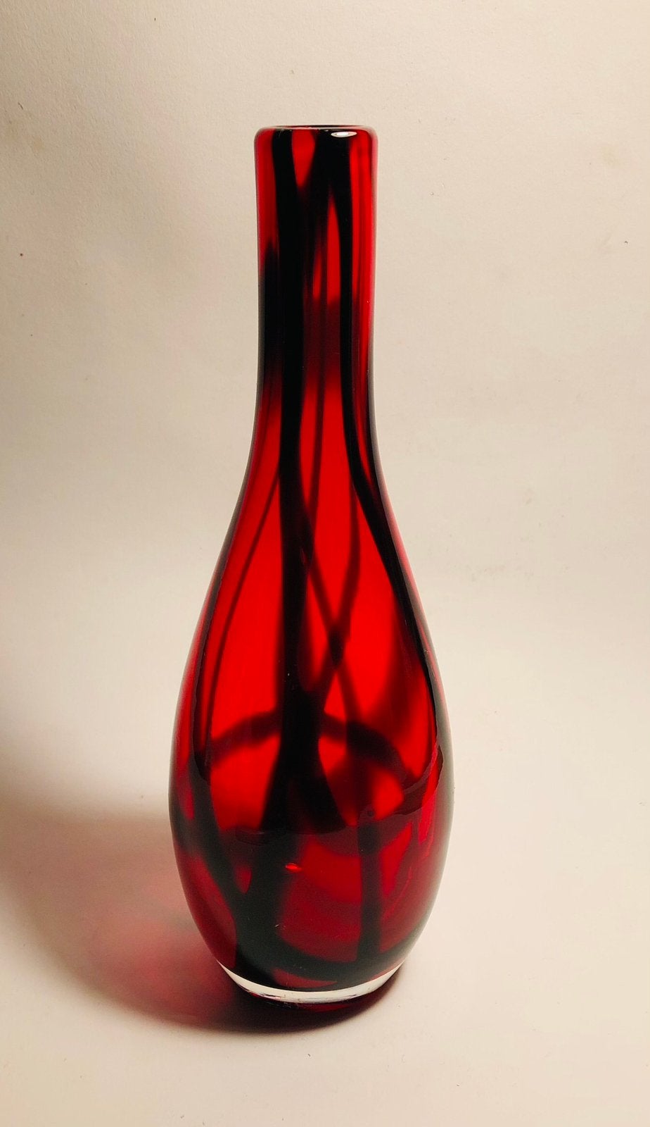 Prachtig vaasje, rood glas met zwarte strepen erdoorheen, Ophalen of Verzenden, Rood, Glas