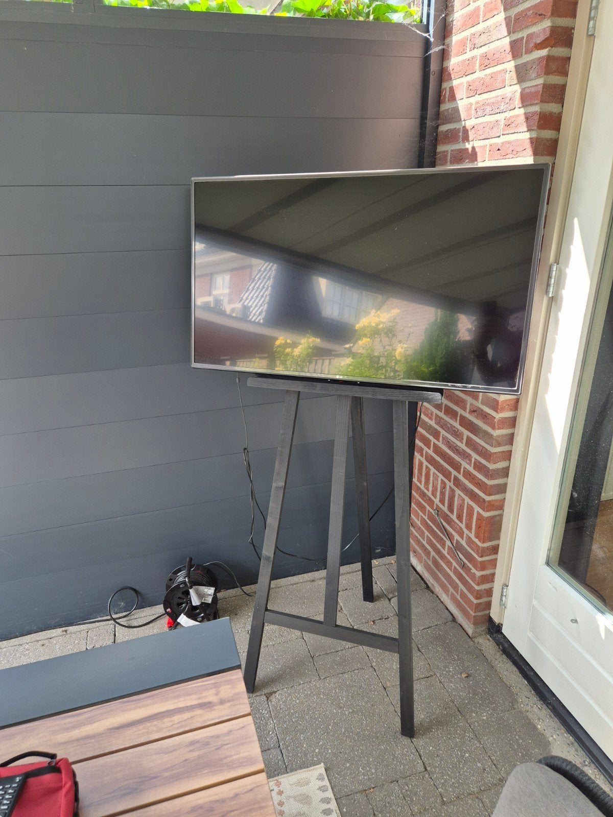 LG flatscreen TV + zwarte houten schildersezel als standaard, Ophalen, Elektrisch, Gebruikt
