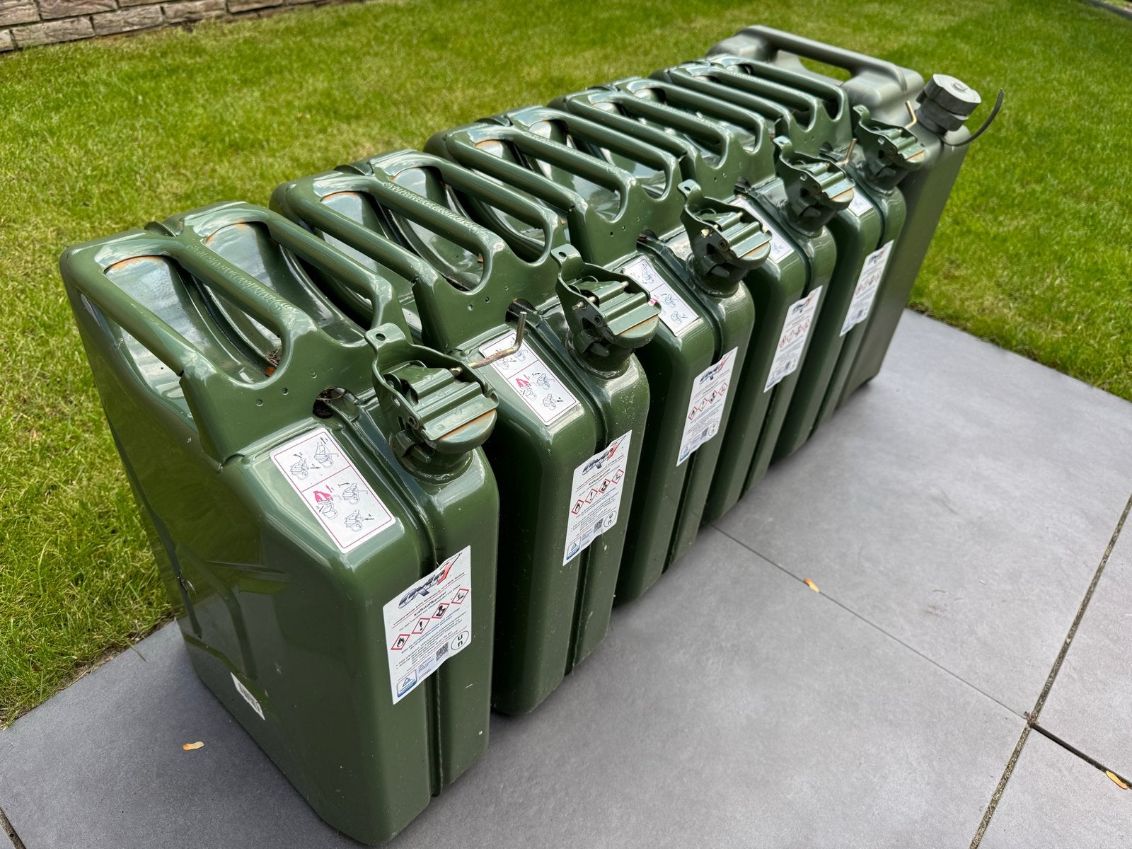 6 Legergroene Jerrycans 20L (5x staal, 1x kunststof), Auto diversen, Ophalen