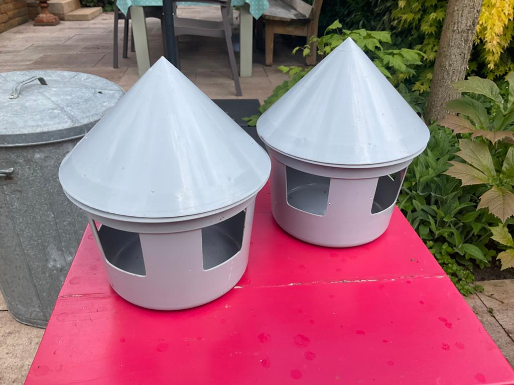2 Zo goed als nieuwe waterbakjes voor vogels, Ophalen of Verzenden, Zo goed als nieuw, Kooi-accessoires