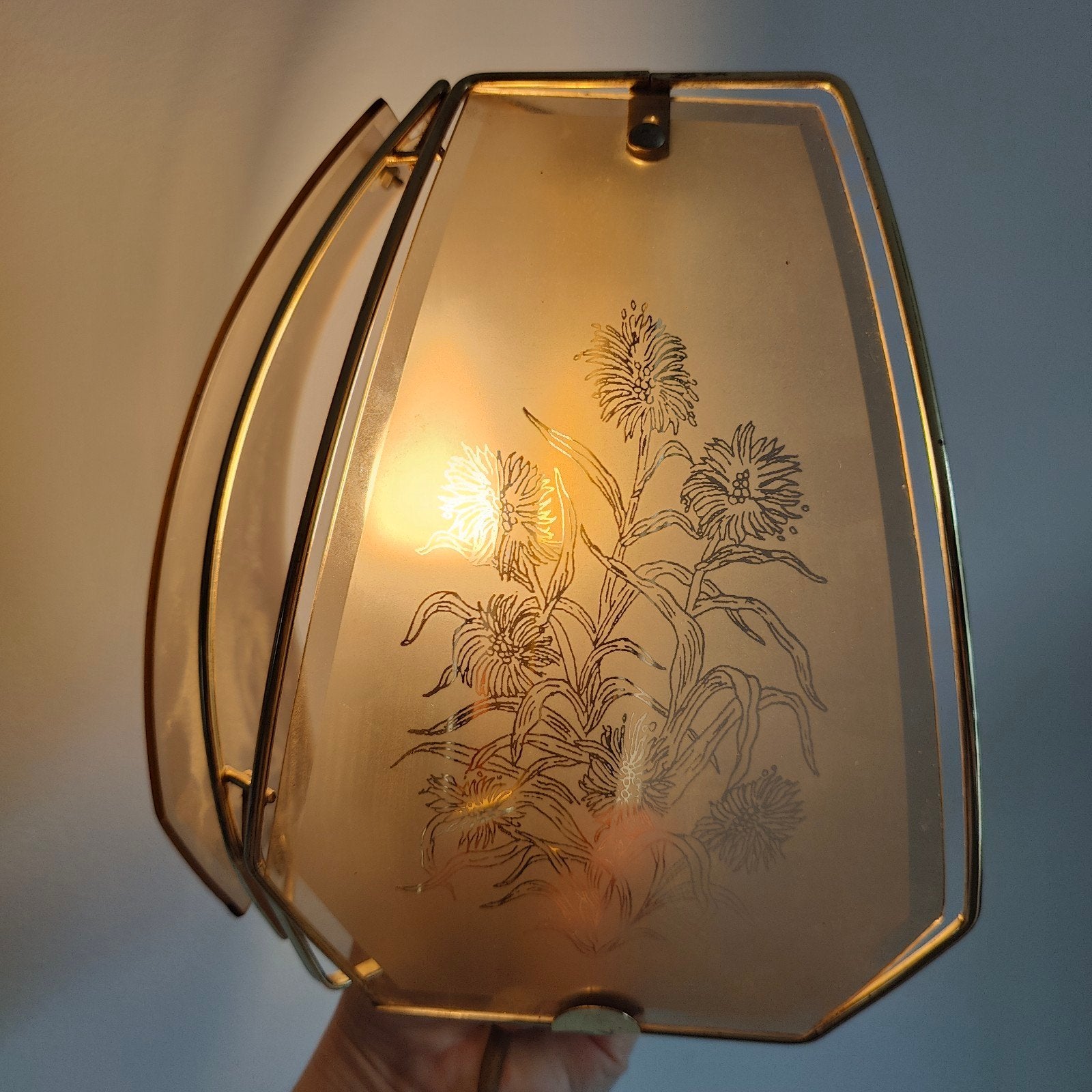 Vintage wandlamp rookglas en bloemmotief Hollywood Regency, Ophalen, Gebruikt, Glas