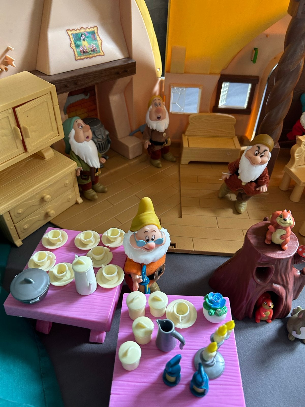 Foto 13 van Compleet Disney Sneeuwwitje huis met poppen en accessoires