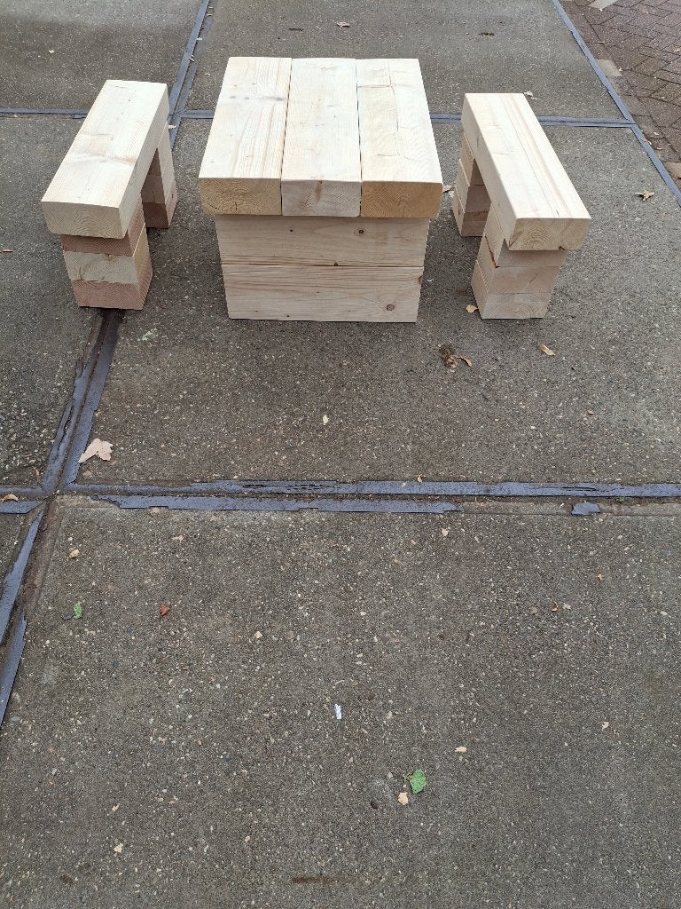 Tuintafeltje met bankjes als kinderzitje, Tuin en Terras, Tuintafels, Ophalen, Zo goed als nieuw, Rechthoekig, Hout
