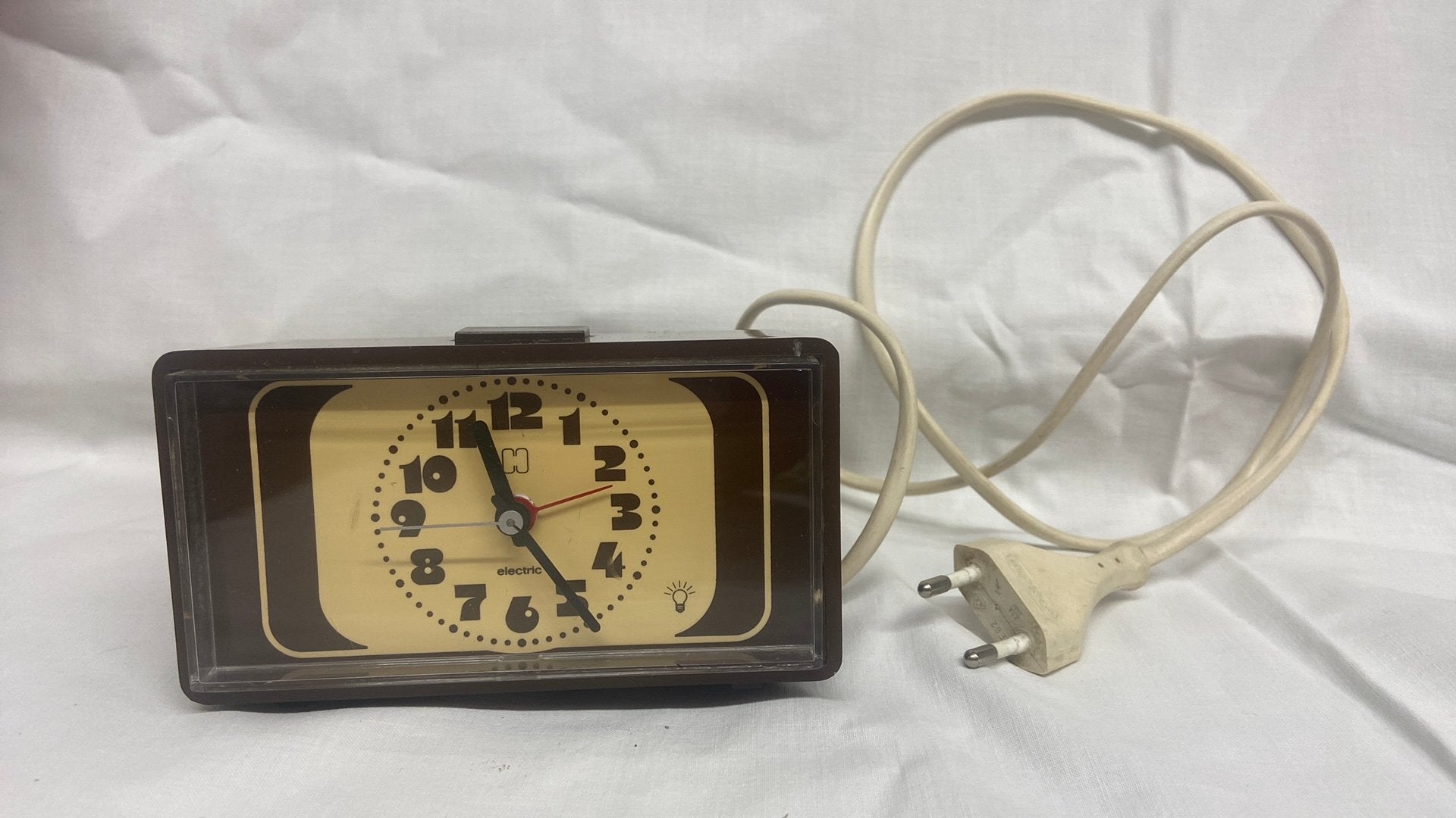 Vintage Hema elektrische wekker, Huis en Inrichting, Ophalen of Verzenden, Zo goed als nieuw, Wandklok