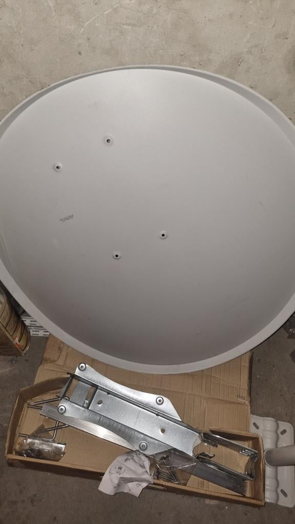 Satellietschotel met bevestigingsmateriaal, Audio, Tv en Foto, Schotelantennes, Ophalen of Verzenden, Gebruikt, (Schotel)antenne